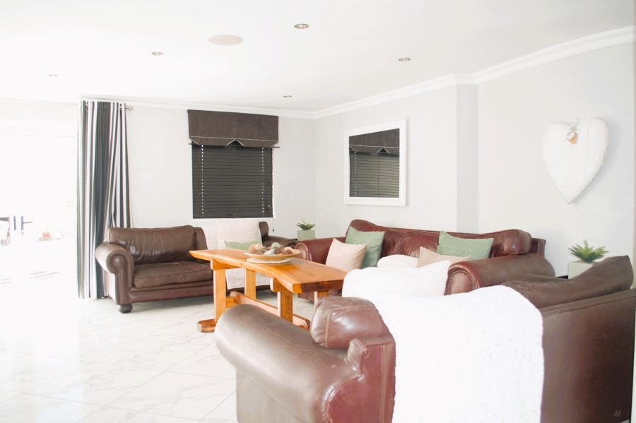 6 Bedroom Property for Sale in Perlemoenbaai Western Cape